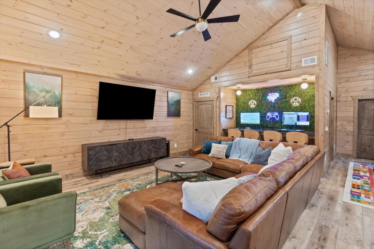 Mins To Gburg Sleeps 8 Hot Tub Arcade Area Pool Villa Gatlinburg Kültér fotó